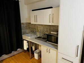 Kühlschrank, Mikrowelle, Herdplatte, Wasserkocher mit Kaffee-/Teezubehör