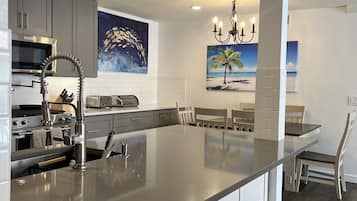 冰箱、微波炉、烤箱、炉灶