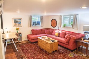 TV, offices - Gorgeous 1 Bedroom Space Close to Woodland Park (Seattle)