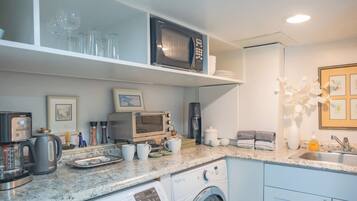 Kühlschrank, Mikrowelle, Wasserkocher mit Kaffee-/Teezubehör, Toaster