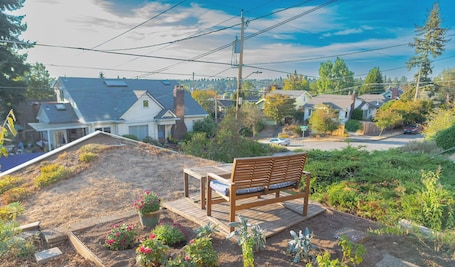 Property grounds. Gorgeous 1 Bedroom Space Close to Woodland Park