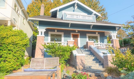 Exterior. Gorgeous 1 Bedroom Space Close to Woodland Park