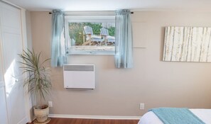 1 bedroom, desk, iron/ironing board, WiFi