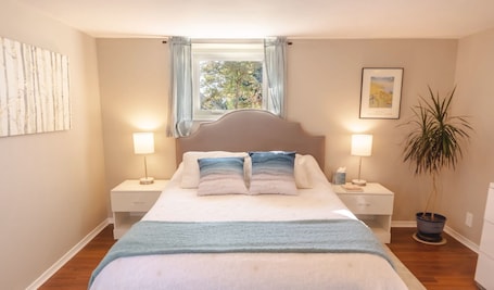 1 bedroom, desk, iron/ironing board, WiFi. Gorgeous 1 Bedroom Space Close to Woodland Park