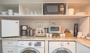 Fridge, microwave, coffee/tea maker, toaster - Gorgeous 1 Bedroom Space Close to Woodland Park (Seattle)