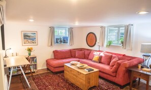 TV, offices - Gorgeous 1 Bedroom Space Close to Woodland Park (Seattle)