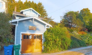Exterior - Gorgeous 1 Bedroom Space Close to Woodland Park (Seattle)