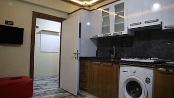 Premium Apartment | Private kitchen | Mini-fridge, stovetop, cookware/dishes/utensils