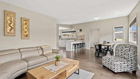 TV, DVD player. Basin Bungalow - Pet Friendly