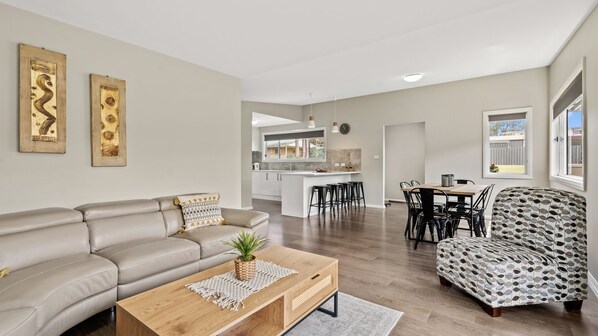 TV, DVD player - Basin Bungalow - Pet Friendly (Sanctuary Point)