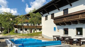 Una piscina cubierta