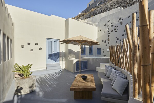 Terrace/patio - Outdoor hot tub, Caldera and sunset views (Pyrgos Kallistis, Santorini)