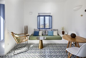 Smart TV - Outdoor hot tub, Caldera and sunset views (Pyrgos Kallistis, Santorini)