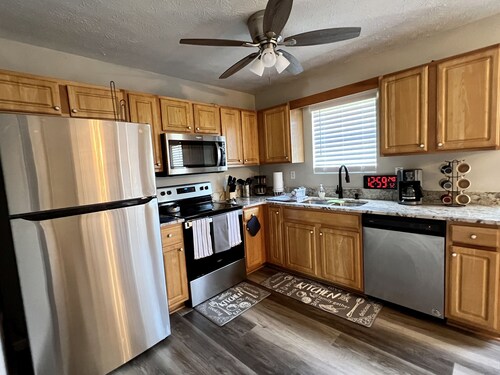 Cheerful 4/3 private home w/King bed- 20 mins from Airport!