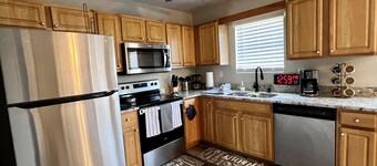 Cheerful 4/3 private home w/King bed- 20 mins from Airport!