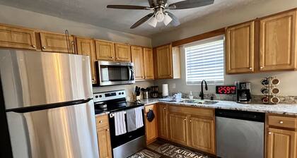 Cheerful 4/3 private home w/King bed- 20 mins from Airport!