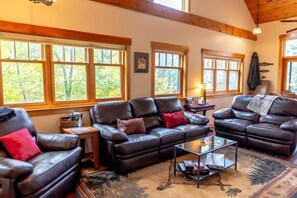 Een televisie, een open haard en een kantoor