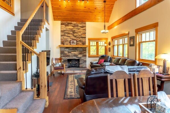 Een televisie, een open haard en een kantoor