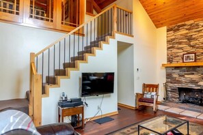 Een televisie, een open haard en een kantoor