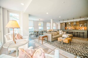 Flatskjerm-TV, peis, stereoanlegg og kontorer