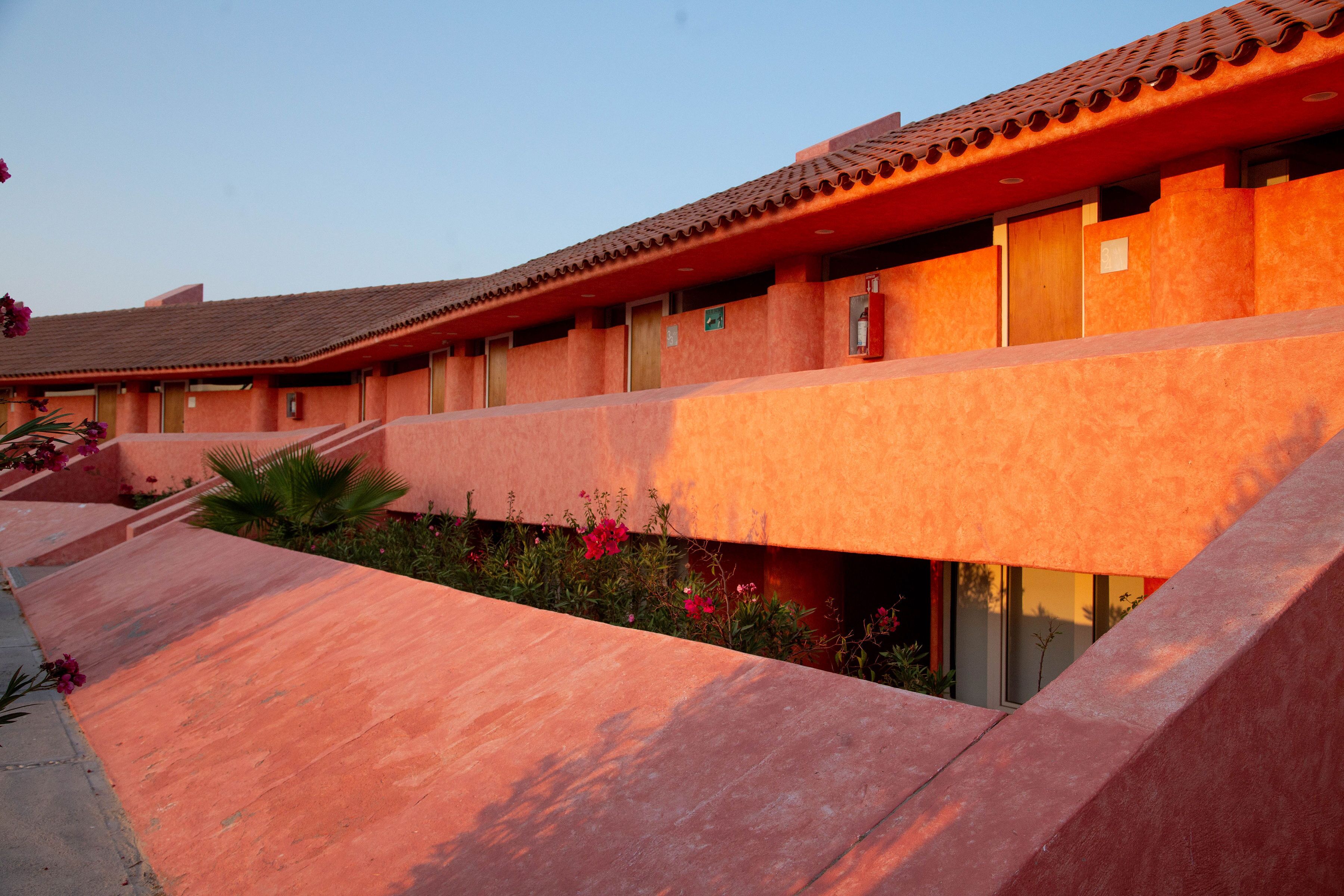 Un edificio con fachada de terracota y techo plano.