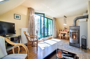 Fernseher, Kamin, Stereoanlage