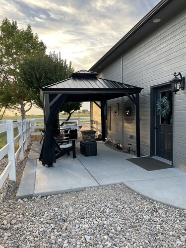 Comfy apartment on acreage, sleeps 2