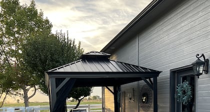 Comfy apartment on acreage, sleeps 2