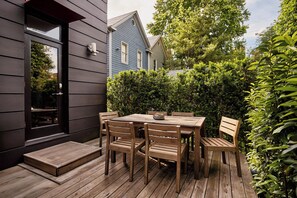 Outdoor dining - Chic 4BR with Backyard, Walk to Dining, Parking, 5 Mins to Nissan Stadium, Less than 2 miles to Broadway, Workspace, Parking, 24 Hr Hospitality, Great for Families (Nashville)