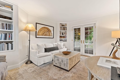 The Garden | Downtown | Private Yard & Parking