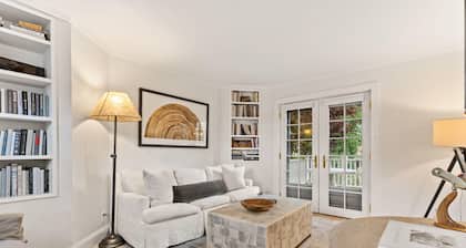 The Garden | Downtown | Private Yard & Parking