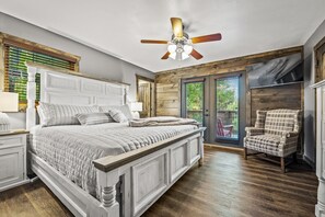 3 habitaciones, escritorio y tabla de planchar con plancha 