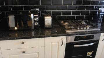 Apartment, 1 King Bed | Private kitchen | Fridge, microwave, oven, stovetop