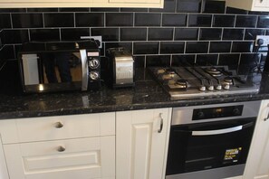 Apartment, 1 King Bed | Private kitchen | Fridge, microwave, oven, stovetop - Beautiful 1-bed Apartment in London (London)