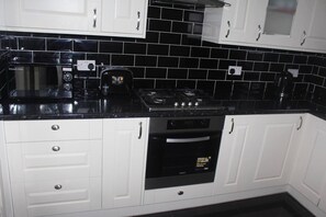 Apartment, 1 King Bed | Private kitchen