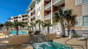 Ein Hotel mit Poolbereich, inklusive Whirlpool und Wasserfall.
