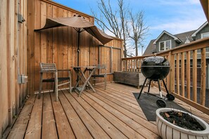 Outdoor dining - A bright & modern urban studio (Orangeville)
