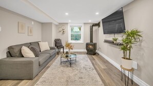 Una sala de estar moderna con un sofá, una mesa de centro y una chimenea.