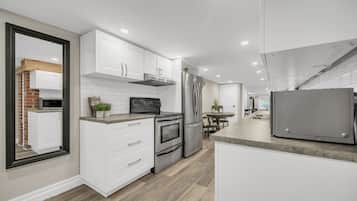 Frigorifero, microonde, forno, piano cottura