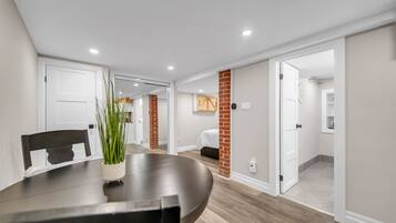 1 habitación, tabla de planchar con plancha, wifi gratis y ropa de cama