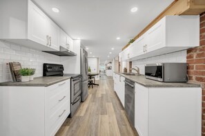 Fridge, microwave, oven, stovetop - A bright & modern urban studio (Orangeville)