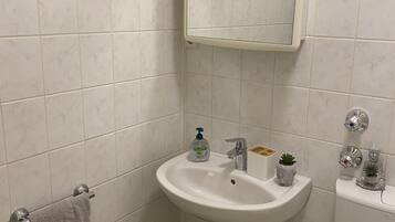 Duschwanne, kostenlose Toilettenartikel