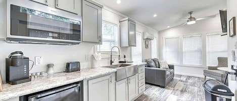 Een koelkast, een microgolfoven, een koffiezetapparaat/waterkoker