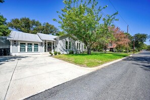 Exterior - Modern Luxurious Home-w/game room  (Fredericksburg)