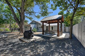 Outdoor dining - Modern Luxurious Home-w/game room  (Fredericksburg)