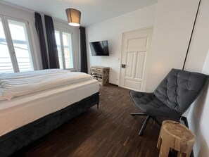 2 bedrooms, desk, iron/ironing board, WiFi