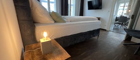 1 bedroom, desk, iron/ironing board, WiFi