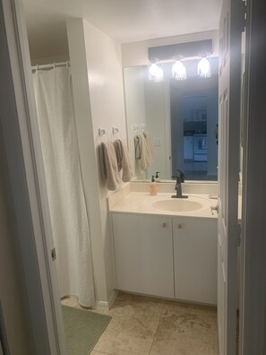 Chuveiro/banheira combinados, secador de cabelo, toalhas de banho
