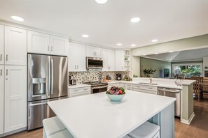 Kühlschrank, Mikrowelle, Ofen, Geschirrspüler