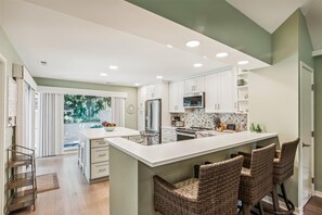 Kühlschrank, Mikrowelle, Ofen, Geschirrspüler